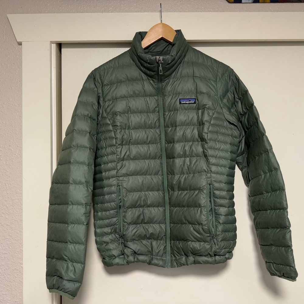 Patagonia Green Puffer Jacket with Quilted Design and Stand-Up Collar